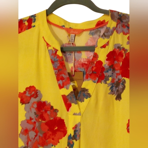 Joules - NWT, Floral Chiffon, Sleeveless, V-Neck, Lemon Colored, Blouse, Size 6 - Picture 5 of 9